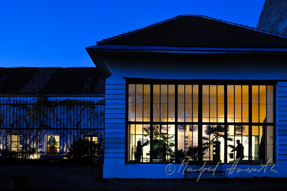 Wässern der Pflanzen in der Orangerie von Schloss Mühlbach