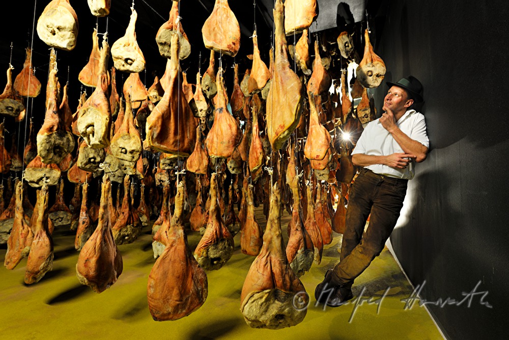 Franz Habel im Reiferaum mit Vulcano Rohschinken