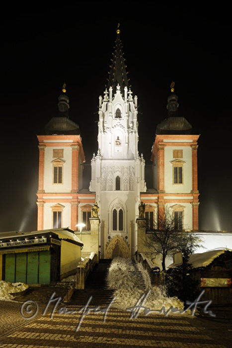 Basilika und Wolken über der Stadt