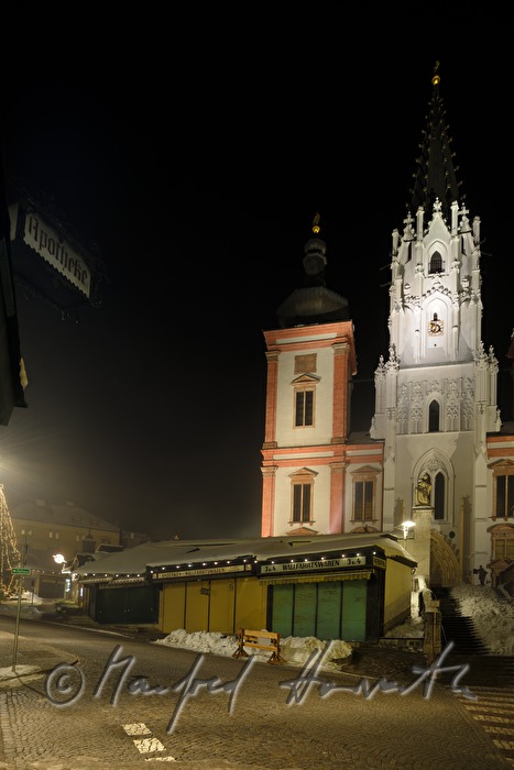 Basilika und Wolken über der Stadt