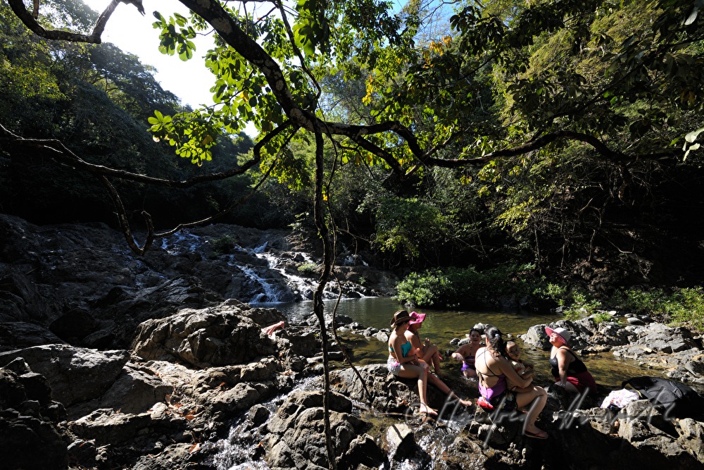 Familie badet beim Wasserfall Montezuma