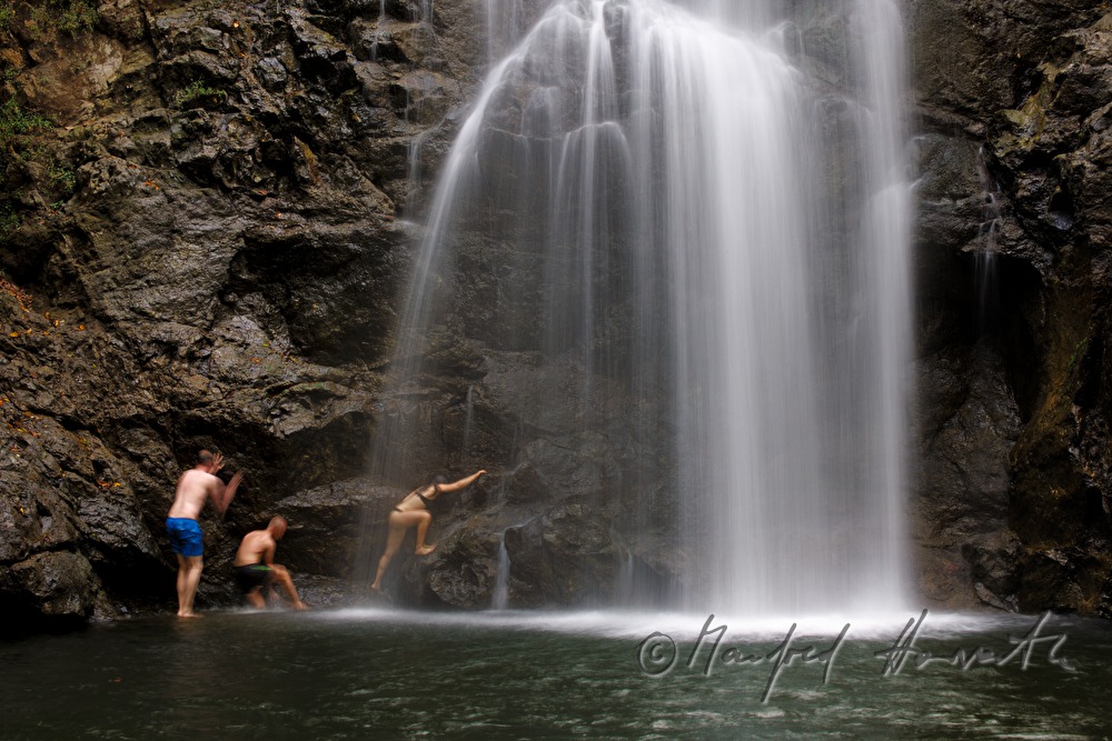 Costa Ricanerinnen baden im Wasserfall Montezuma