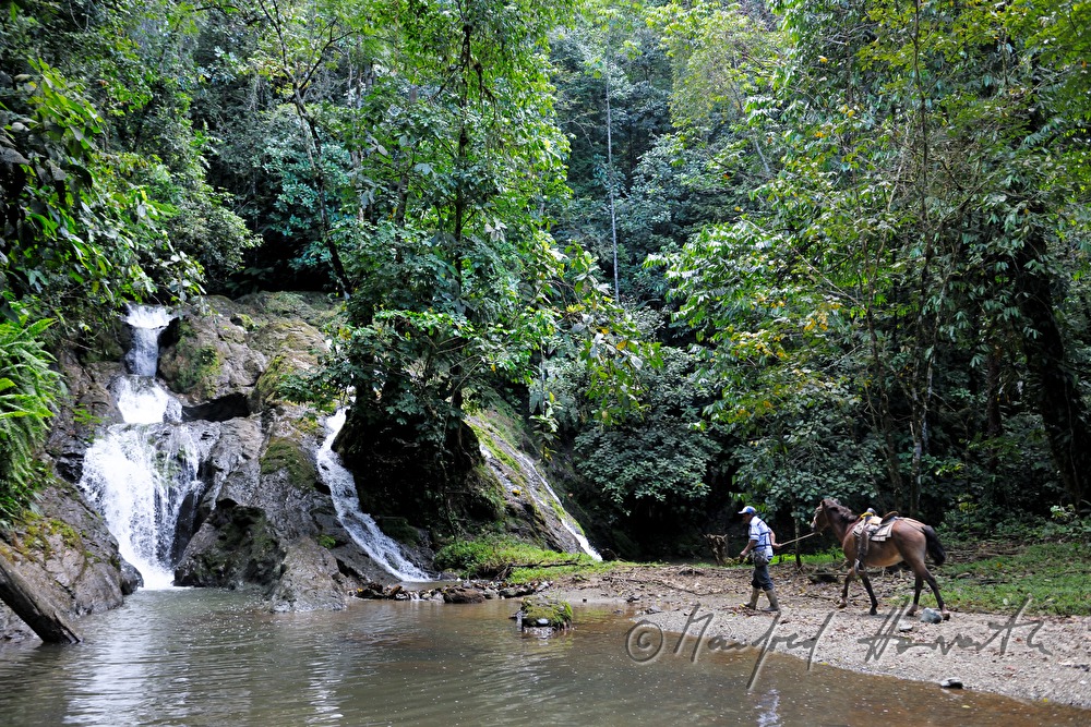 Reiter beim Chorro Wasserfall