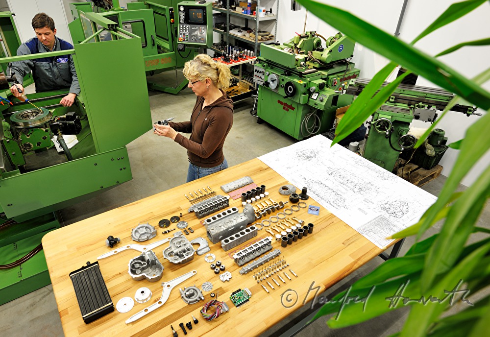 Einzelteile für den 12-Zylinder-Modellbau-Motor