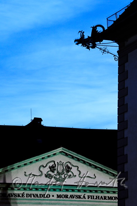 Mährisches Theater und Wasserspeier am Rathausdach