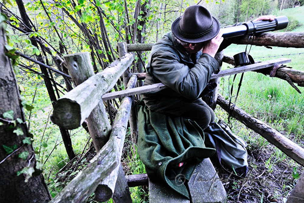 Jäger auf dem Hochstand beobachtet das Revier