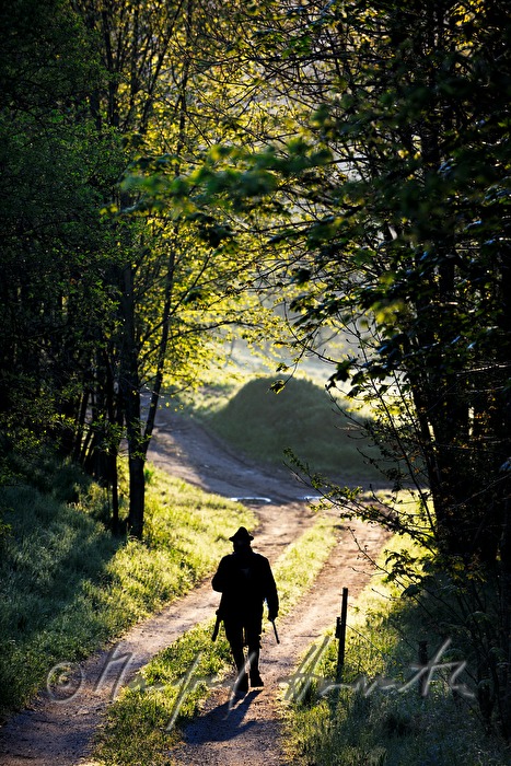 Jäger am Morgen auf dem Weg zum Hochstand