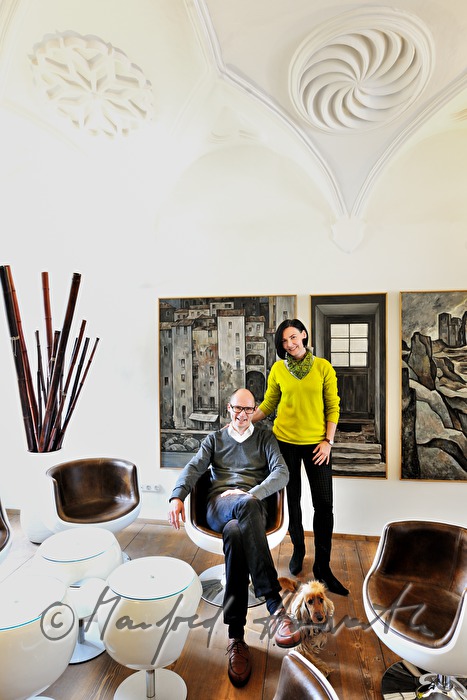 Lesezimmer mit Stuckfassade und Gemälde von Leopold Hauer