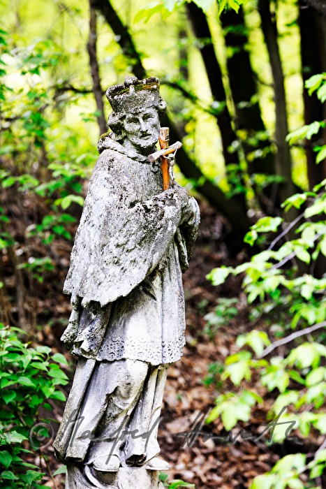 Stein-Statue des Heiligen Nepomuk im Garten bei der Brücke