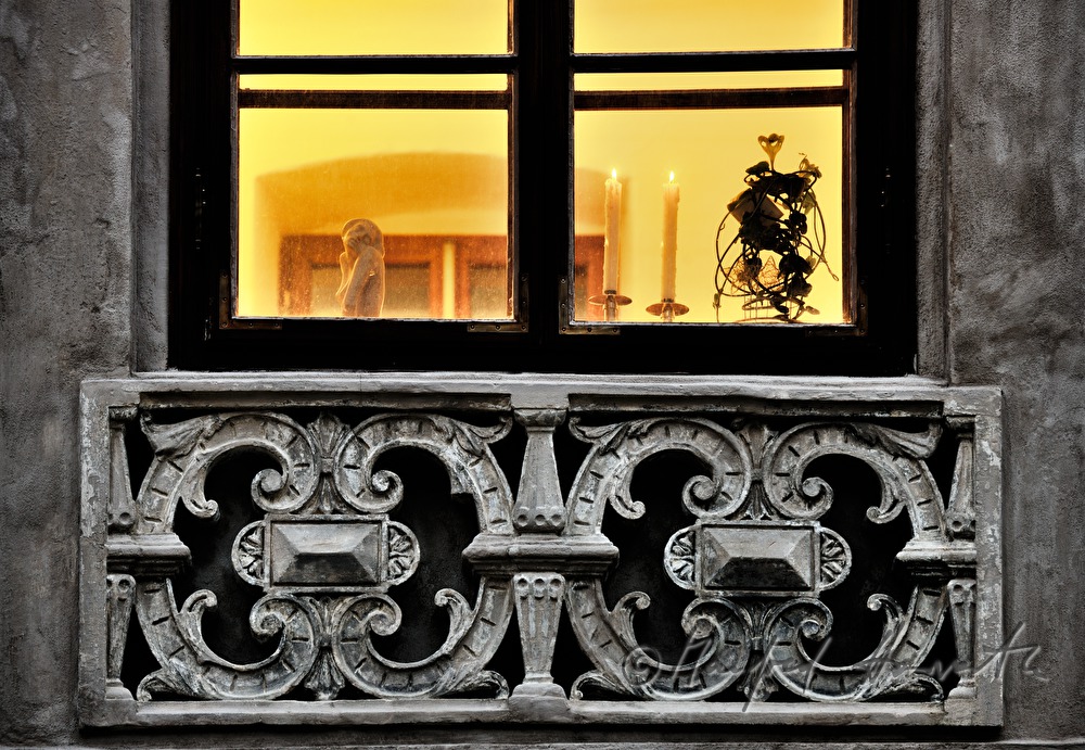 Barock - Stein - Fries unter einem Fenster