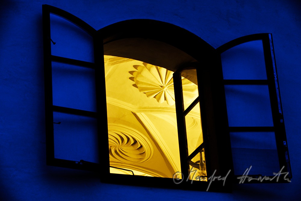 Blick vom Hof zur Renaissance-Stuck-Zimmerdecke