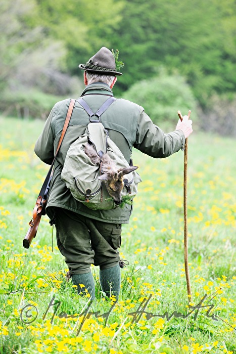 Jäger mit frisch erlegtem Reh im Rucksack