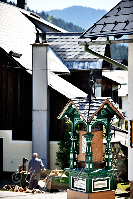 Wetterstation in Form eines geschnitzten Holz-Pavillons