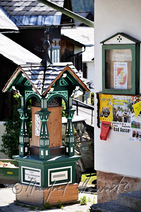 Wetterstation in Form eines geschnitzten Holz-Pavillons