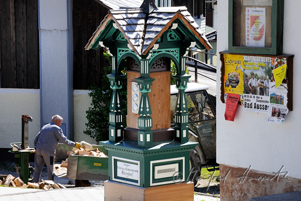 Wetterstation in Form eines geschnitzten Holz-Pavillons