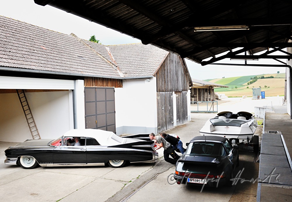 Cadillac Eldorado 1959 wird aus der Garage geschoben