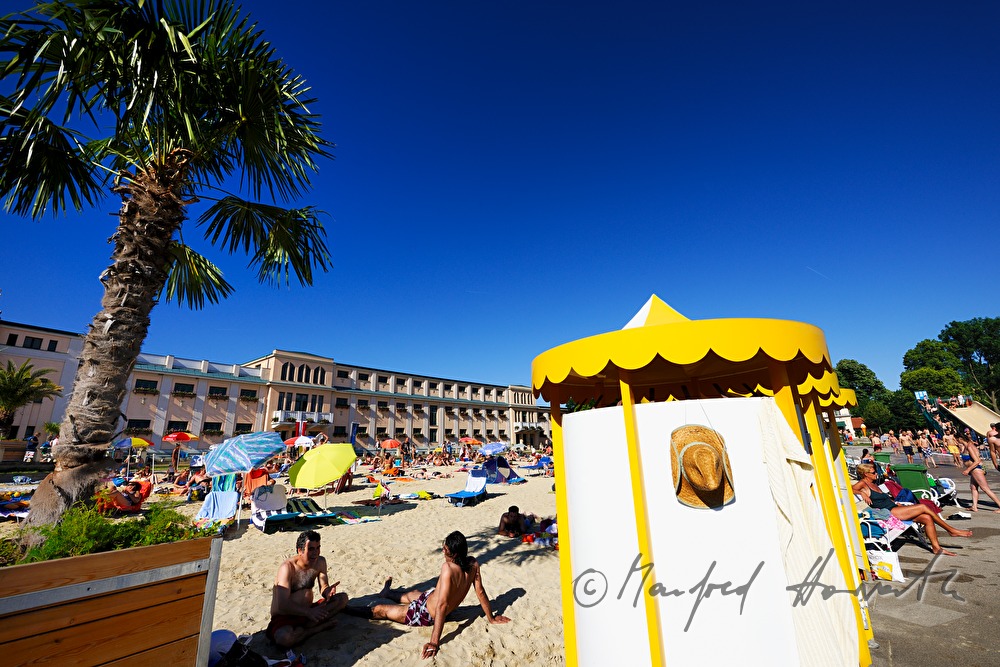 Sandstrand und Umkleidekabine