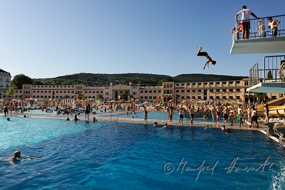 Trampolinspringer beim Sport-Schwimmbecken