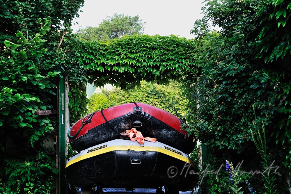 Rafting-Boote im Eingang des Nationalpark-Zentrums