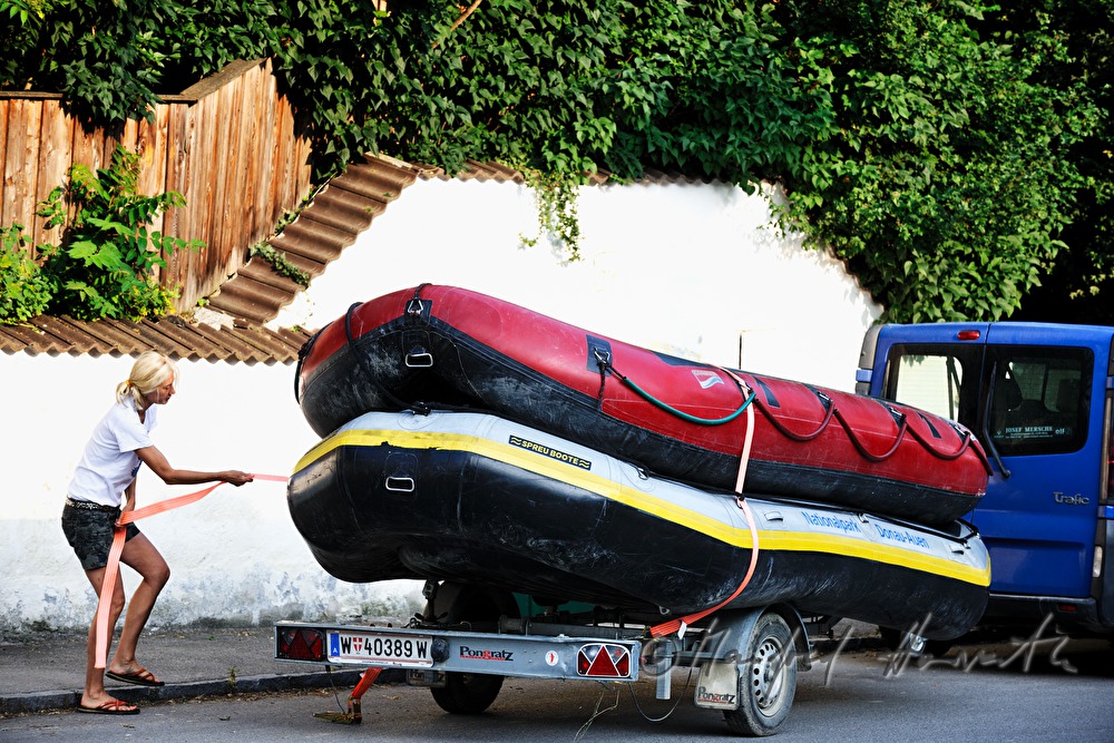 Rangerin des  Nationalpark-Zentrums verzurrt die Rafting-Boote