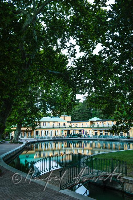 Thermalschwimmbecken und Badehaus im Thermalbad