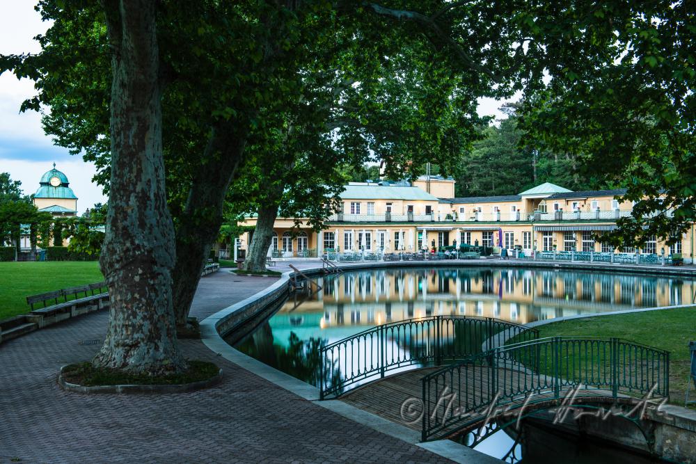 Thermalschwimmbecken und Badehaus im Thermalbad