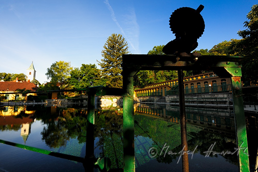 Thermalbad mit Badehaus und Schwimmbecken