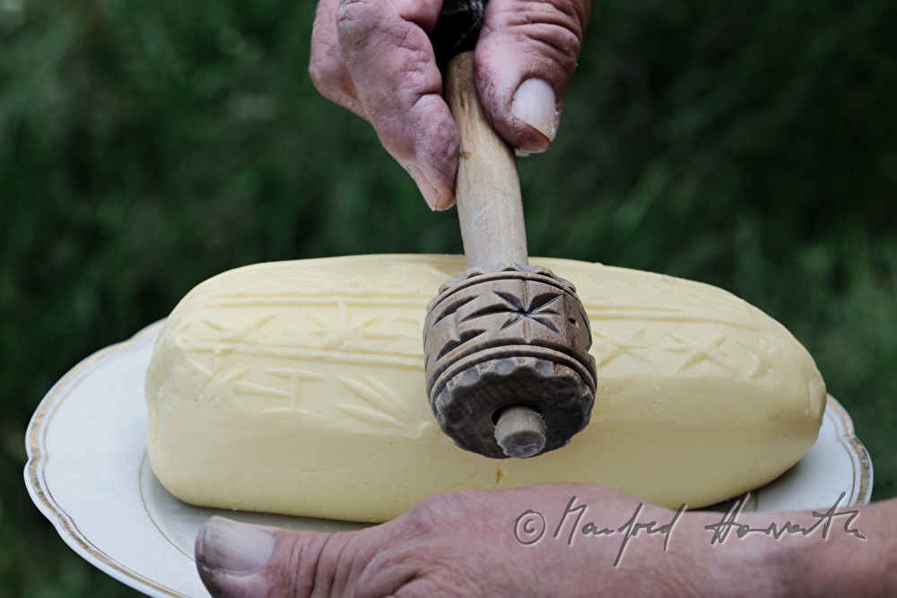 frisch gemachte Butter mit eingewalzter Verzierung