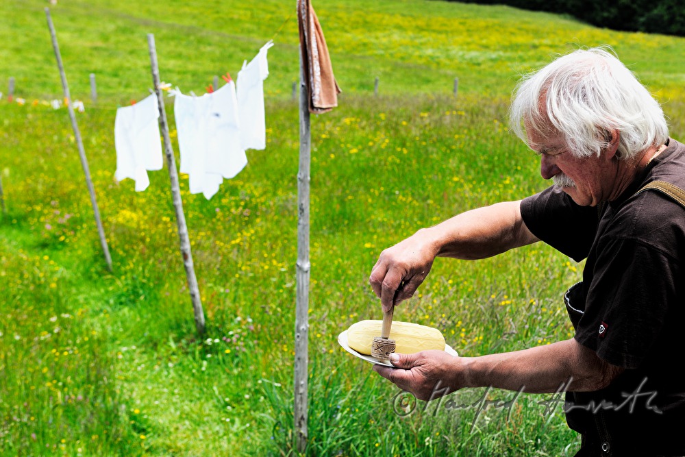 Senner formt die Butter nach dem Rühren