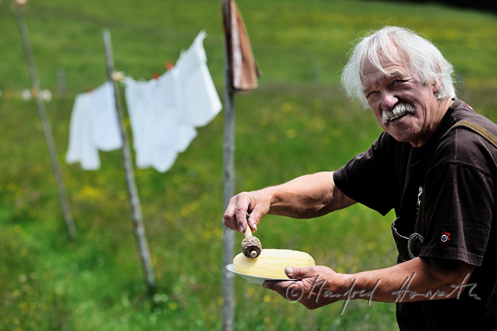 Senner formt die Butter nach dem Rühren