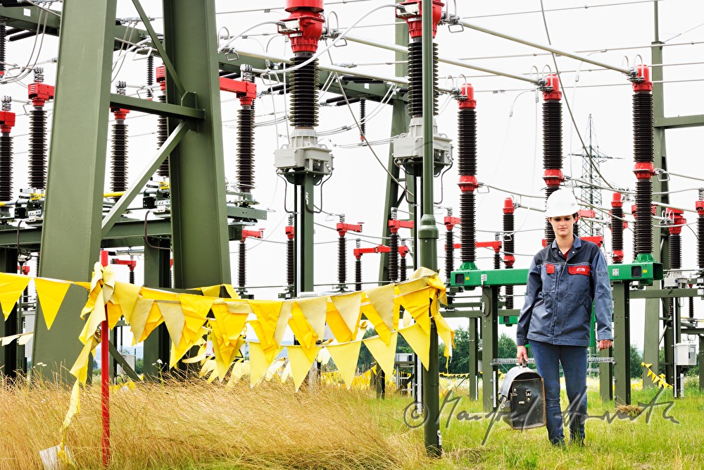 Elektromonteurin mit Werkzeugkoffer auf dem Weg zur Arbeit