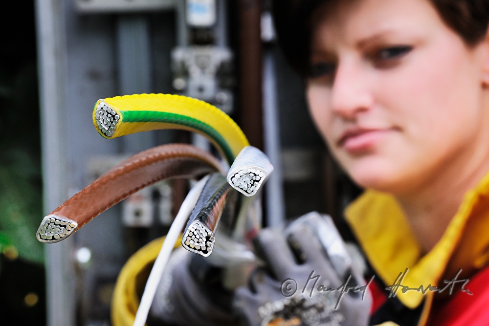 Elektromonteurin installiert einen Strom-Schaltkasten