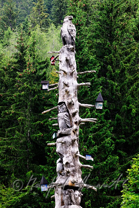 Holzskulptur am Fuß des Gebirgsstockes Koschuta