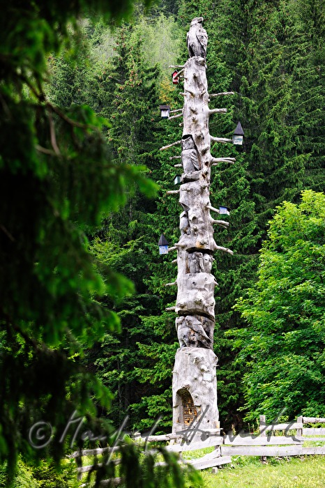 Holzskulptur am Fuß des Gebirgsstockes Koschuta