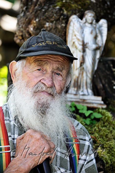 Bauer auf der Gartenbank vor seinem Haus