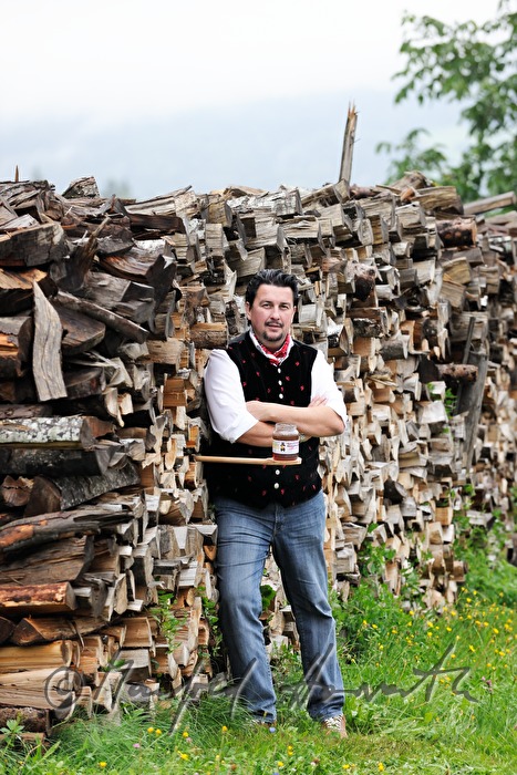Restaurantbesitzer Ralf Niemetz mit Honig aus dem Rosental
