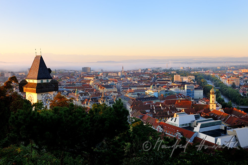 Blick vom Schloßberg über den Uhrturm auf die Altstadt