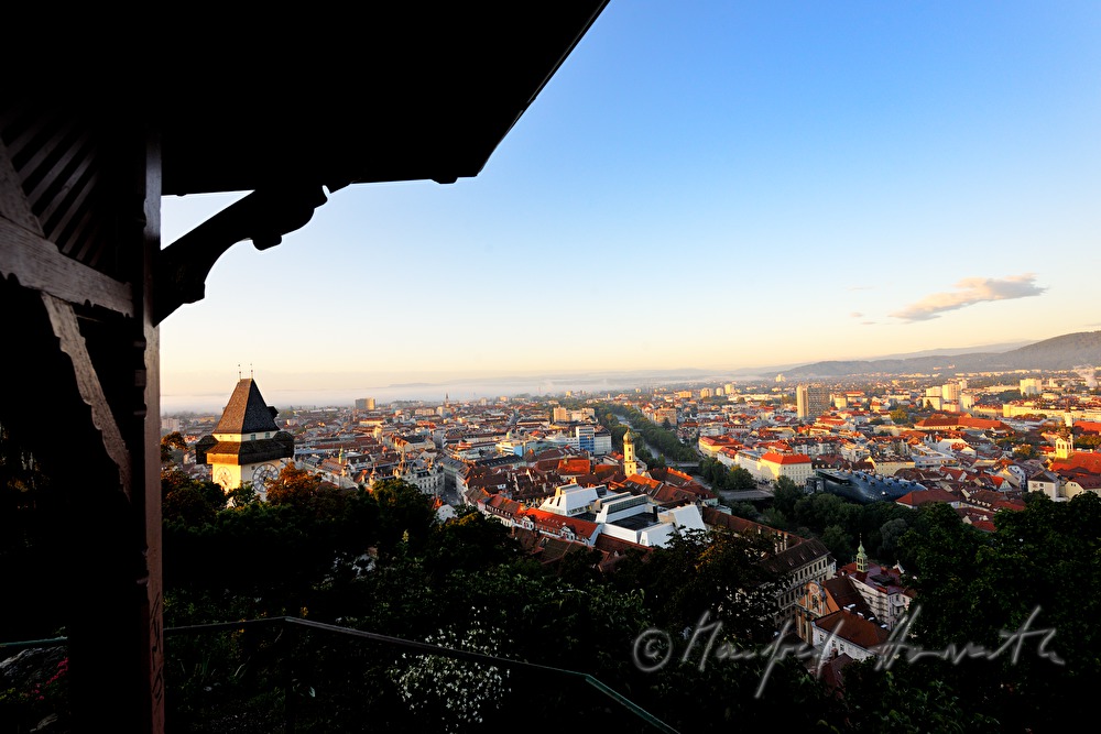 Blick vom Schloßberg über den Uhrturm auf die Altstadt