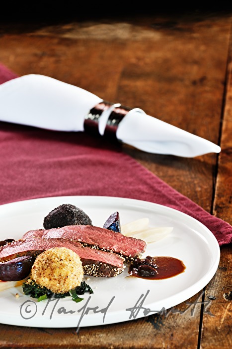 Hirschbraten mit Knödel und Spargel