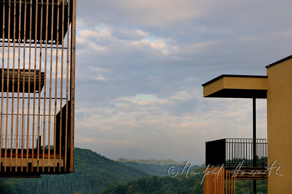 Balkon und Blick in die hügelige Landschaft