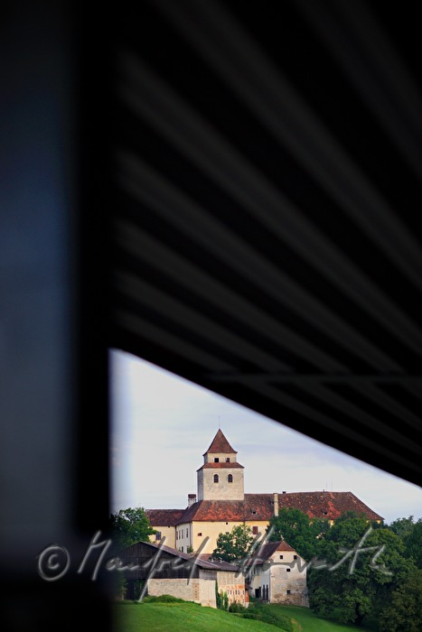 Schloss Ehrenhausen mit Befestigungsanlage