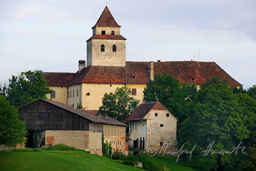 Schloss Ehrenhausen mit Befestigungsanlage