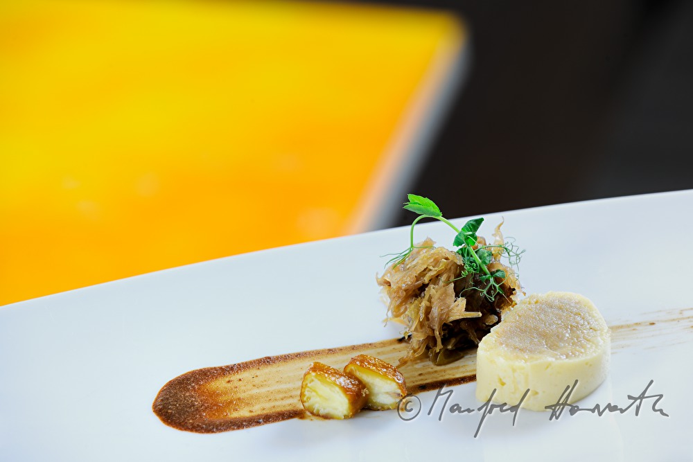 Grammel-Maroniroulade mit Karamell-Kümmelkraut