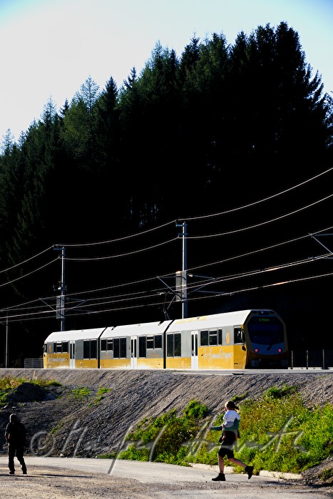 Mariazellerbahn fährt aus dem Bahnhof