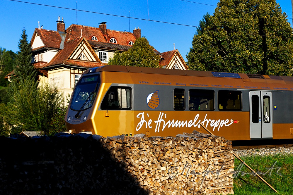 Mariazellerbahn passiert ein historisches Sommerfrische-Hotel