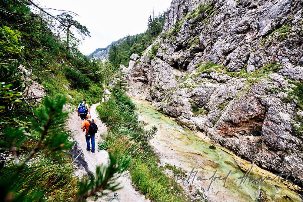 Wanderer an der Erlauf in den Hinteren Tormäuern