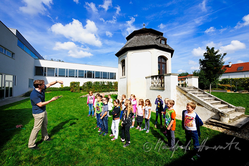 Schulklasse im Schulhof beim barocken Pavillon