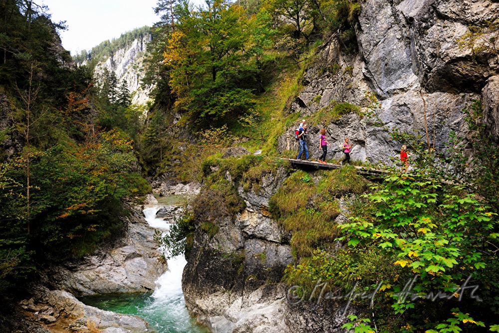 Wanderer an der Erlauf in den Hinteren Tormäuern