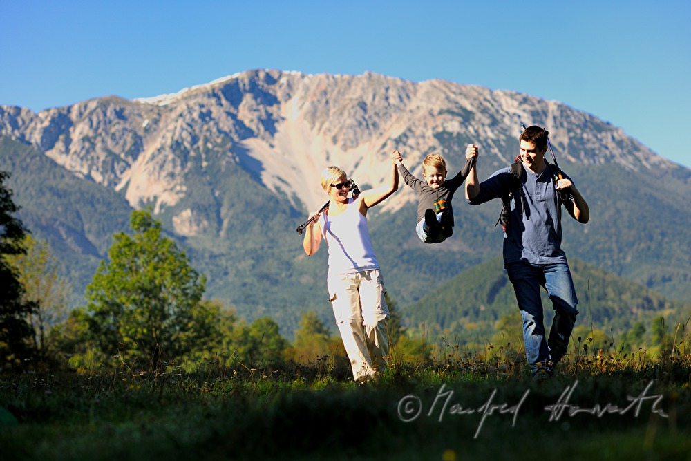 Familie beim Wandern mit Sohn