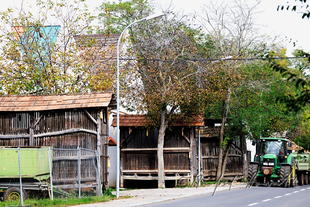 Tschardaken (Maisdarre) zum Maistrocknen